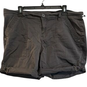 Union Bay woman’s roll up shorts in gray, size 16